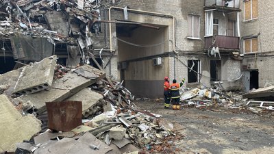 Рятувальники розпочали розбір завалів у будинках на вул. Свободи, 8 та 11/13 у Харкові Рятувальники розпочали розбір завалів у будинках на вул. Свободи, 8 та 11/13 у Харкові