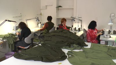 Тисячу комплектів форми за сім місяців. Як в Івано-Франківську волонтери в цеху шиють одяг для військових Тисячу комплектів форми за сім місяців. Як в Івано-Франківську волонтери в цеху шиють одяг для військових