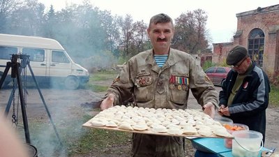 Тернопільські волонтери відвезуть бійцям на Схід п'ять тисяч вареників Тернопільські волонтери відвезуть бійцям на Схід п'ять тисяч вареників