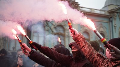 Біля Офісу Венедіктової активісти влаштували фаєр-шоу. Фоторепортаж