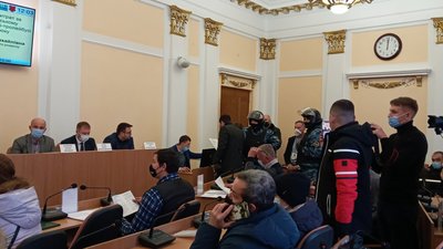 У Полтаві протест проти забудовника: люди перекрили рух транспорту в центрі У Полтаві протест проти забудовника: люди перекрили рух транспорту в центрі