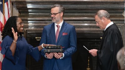 У США вперше суддею Верховного Суду стала темношкіра жінка