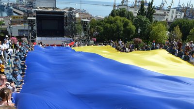 У центрі Одеси розгорнули 30-метровий прапор України. Фоторепортаж