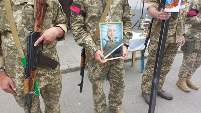Фото Романа Хірамонова тримають військові під час прощання у Полтаві Фото Романа Хірамонова тримають військові під час прощання у Полтаві
