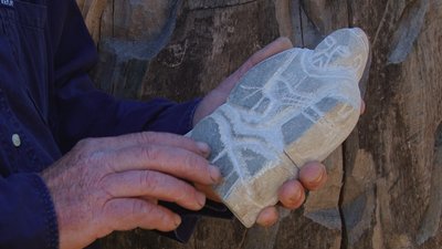 Іван Чех вирізьблює по каменю Іван Чех вирізьблює по каменю