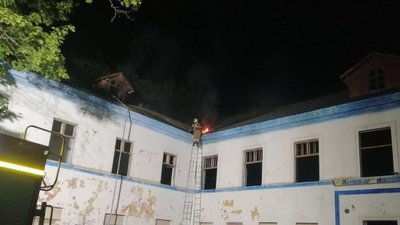 Рятувальники два дні поспіль гасили пожежу в покинутій школі у Сумах