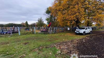 На Полтавщині чоловік пошкодив три могили через неприязнь до померлих: вирок суду