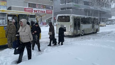 Проблеми з транспортом: як Черкащина справляється з наслідками снігопадів Проблеми з транспортом: як Черкащина справляється з наслідками снігопадів