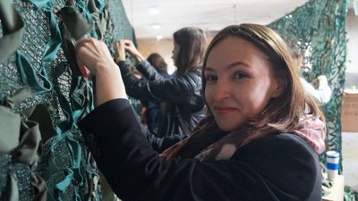 Плетуть маскувальні сітки й збирають допомогу для «гарячих» точок. Як у Дніпрі працює волонтерський центр – фоторепортаж Плетуть маскувальні сітки й збирають допомогу для «гарячих» точок. Як у Дніпрі працює волонтерський центр – фоторепортаж