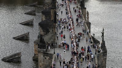 Тисячі людей за 500-метровим столом. У Празі влаштували коронавірусу "прощальну" вечірку