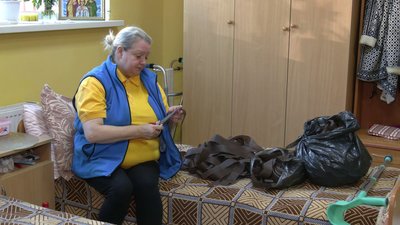 Бездомні у Рівному показали, як плетуть кікімори для ЗСУ Бездомні у Рівному показали, як плетуть кікімори для ЗСУ