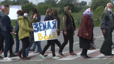 На Дніпропетровщині селяни перекрили трасу: вимагають від агрофірми сплатити борг за землю На Дніпропетровщині селяни перекрили трасу: вимагають від агрофірми сплатити борг за землю