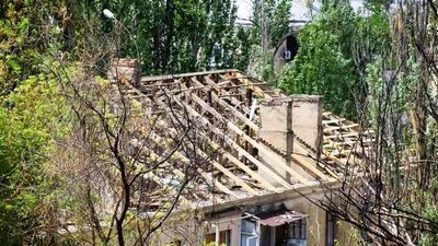 У Миколаєві ремонтують покрівлю будинку, який був пошкоджений під час обстрілів 17 червня