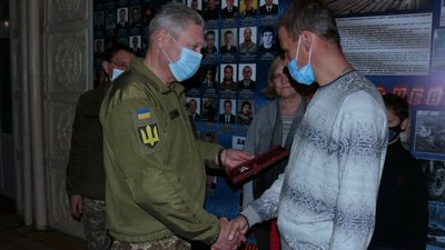 Рідним загиблої на сході харків'янки Яни Червоної передали відзнаки Рідним загиблої на сході харків'янки Яни Червоної передали відзнаки