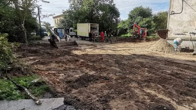 У Луцьку під час капремонту дворів зрізали 86 дерев. Що кажуть мешканці та комунальники У Луцьку під час капремонту дворів зрізали 86 дерев. Що кажуть мешканці та комунальники