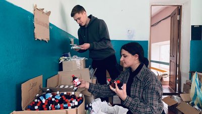 "Працюють у скаженому ритмі". На Вінниччині волонтери плетуть сітки та збирають гумдопомогу "Працюють у скаженому ритмі". На Вінниччині волонтери плетуть сітки та збирають гумдопомогу
