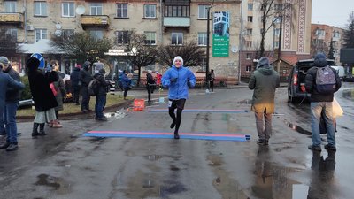Благодійний забіг у центрі Рівного зібрав понад.... святих Миколаїв Благодійний забіг у центрі Рівного зібрав понад.... святих Миколаїв