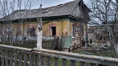 Один з пошкоджених будинків Один з пошкоджених будинків