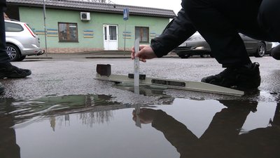 У Рівному патрульні вимірювали ями на дорогах У Рівному патрульні вимірювали ями на дорогах