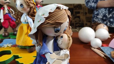 Жителька Тернопільщини виготовляє ляльки, схожі на казкових героїв й історичних персонажів Жителька Тернопільщини виготовляє ляльки, схожі на казкових героїв й історичних персонажів