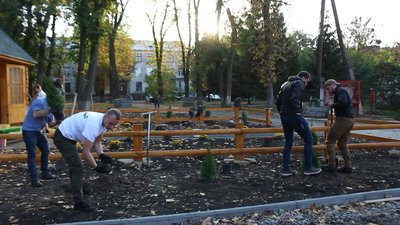 У Харкові перед військовим шпиталем висадили алею до Дня захисника У Харкові перед військовим шпиталем висадили алею до Дня захисника