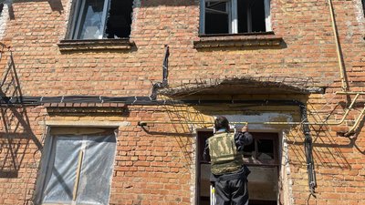 "Свист такий, і відразу лупонуло": мешканці Угроїдів на Сумщині розповіли про російський обстріл "Свист такий, і відразу лупонуло": мешканці Угроїдів на Сумщині розповіли про російський обстріл
