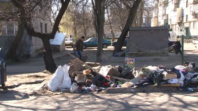У Черкасах жителі будинку власними силами прибирають стихійне сміттєзвалище У Черкасах жителі будинку власними силами прибирають стихійне сміттєзвалище