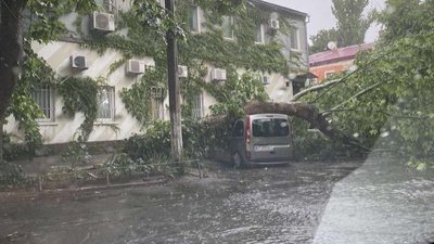 Херсоном пронеслась негода: повалені дерева, транспортні затори, затоплені вулиці Херсоном пронеслась негода: повалені дерева, транспортні затори, затоплені вулиці