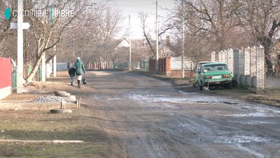 Дороги і влада: жителі Рівненщини нарікають на дороги, яким кілька десятків років Дороги і влада: жителі Рівненщини нарікають на дороги, яким кілька десятків років