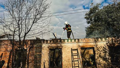 згорілий будинок у Лозовій