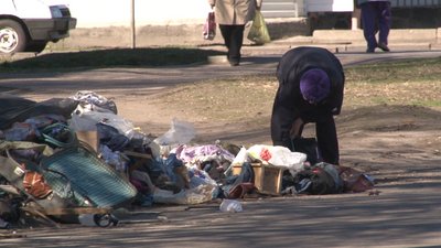 У Черкасах жителі будинку власними силами прибирають стихійне сміттєзвалище