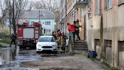 Вісім людей евакуювали через пожежу в гуртожитку в Ужгороді Вісім людей евакуювали через пожежу в гуртожитку в Ужгороді