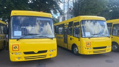 Нові автобуси передали громадам