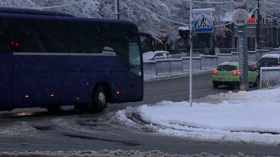 Розчищали вдень і працюватимуть усю ніч: як у Рівному долають наслідки снігопаду Розчищали вдень і працюватимуть усю ніч: як у Рівному долають наслідки снігопаду