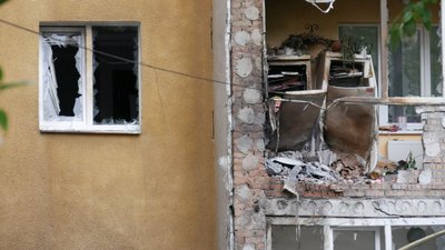 Пошкоджений будинок внаслідок російської атаки у Хмельницькому