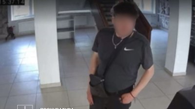 напав на дівчинку в туалеті