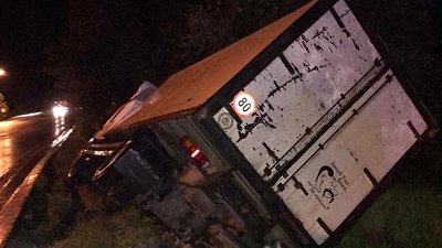 На Тернопільщині під час зливи зіткнулися чотири автомобілі. Один з водіїв загинув На Тернопільщині під час зливи зіткнулися чотири автомобілі. Один з водіїв загинув