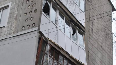 Багатоповерхівка у Чугуєві, яка була пошкоджена внаслідок російської атаки