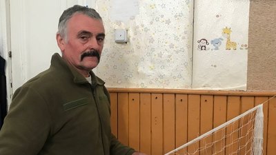 Сітки для ЗСУ власними руками: рибалка з Житомирщини плете основи маскувальних сіток для військових