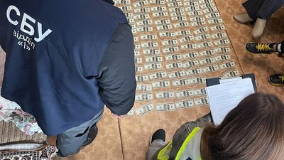 Правоохоронці затримали жінку після отримання 22 тисяч доларів