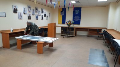 Цокольне приміщення, яке раніше Хмельницьким інститутом соціальних технологій уніерситету "Україна" використовувалося як конференц=зал, зараз переобладнують під укриття. Цокольне приміщення, яке раніше Хмельницьким інститутом соціальних технологій уніерситету "Україна" використовувалося як конференц=зал, зараз переобладнують під укриття.