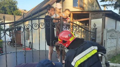На Рівненщині дівчинка наштрикнулась рукою не металевий паркан На Рівненщині дівчинка наштрикнулась рукою не металевий паркан