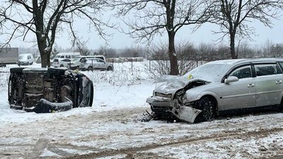 Автомобіль перевернувся Автомобіль перевернувся