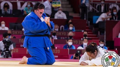 Ірина Кіндзерська після перемоги в поєдинку за "бронзу" Олімпійських ігор-2021. Ірина Кіндзерська після перемоги в поєдинку за "бронзу" Олімпійських ігор-2021.