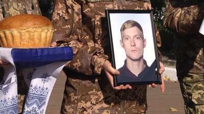 Загинули на Херсонщині та Чернігівщині: в Житомирі попрощалися з трьома захисниками України Загинули на Херсонщині та Чернігівщині: в Житомирі попрощалися з трьома захисниками України