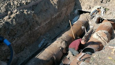 У Кропивницькому на Вокзальній розрили асфальт, який постелили три тижні тому У Кропивницькому на Вокзальній розрили асфальт, який постелили три тижні тому