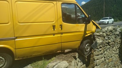 ДТП у Татарові: мікроавтобус завис над прірвою