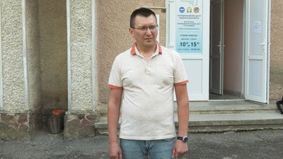 Керівник Луганського хабу Євгеній Жданов каже, що їм передали 50 книжок для переселенців Керівник Луганського хабу Євгеній Жданов каже, що їм передали 50 книжок для переселенців