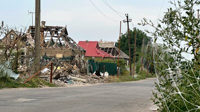 а село Донеччини 22 серпня російська армія скинула 9 бомб, згинули дві людини.