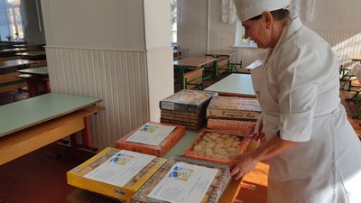50 кілограмів випічки щодня: в ліцеї Житомира готують печиво та пиріжки для військових 50 кілограмів випічки щодня: в ліцеї Житомира готують печиво та пиріжки для військових
